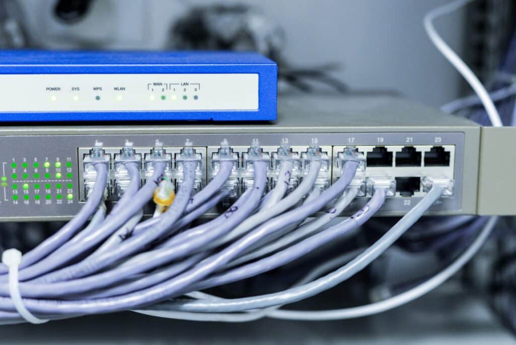 network-switch-with-cables-1024x684 Mejora la Seguridad con la segmentación de redes